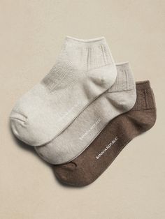 Ultra comfortable, these textured socks are crafted with a fine cotton that sits at the ankle for a subtle pop that peeks above your shoes.  Set of three pairs.  Hits at the ankle. Women’s Ankle Socks, Women’s Socks, Cute Socks Ankle, Textured Socks, Nude Socks, Texture Socks, Aesthetic Socks, Light Grey Leggings, Bar Dress