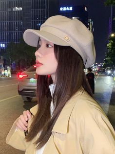 Beret Korean Outfit, Elegant Hats For Women, Beige Beret Outfit, Bakerboy Hat Outfit, Outfits With Caps For Women, Newsboy Cap Women Outfit, How To Style Beret, Winter Caps For Women, French Hat Outfit