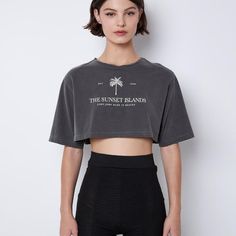 camiseta cropped john john sunset, possui manga curta, cor cinza médio, modelagem cropped, lavagem estonada, estampa frontal em flocado, decote redondo e acabamento pespontado, com tag. composição: algodão medidas aproximadas: comprimento: 36 cm busto: 110 cm Casual Sporty, Body Goals, Zara, Nike, Clothes Design, Clothes, Design