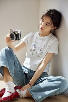 Korean T Shirt Outfit, Korean T Shirt, Korean Tshirt, Graphic Tee Outfit, Outfit Ideas Korean, Korean Fits, T Shirt Outfit, Graphic Tee Outfits