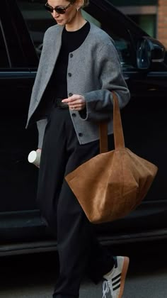 Rome Outfits, Quoi Porter, Everyday Chic, Street Style Chic, 가을 패션, Cozy Fashion, Mode Inspiration, Grey Fashion, Minimal Fashion