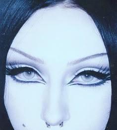 Casual Trad Goth Makeup, Gold Goth Makeup, 2000s Scene Makeup, Lana Del Rey Makeup Looks, 80s Grunge Makeup, Glam Goth Makeup, Goth Glam Makeup, Gothic Makeup Ideas, Lana Del Rey Makeup