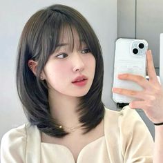 Short Hair With Wispy Bangs Round Face, Mid Length Hair With Bangs Round Face, Asian Hair Bob, Long To Short Haircut, Pretty Hair Cuts, Haircut For Women, Short Haircuts With Bangs, Korean Short Hair, Hair Style Korea