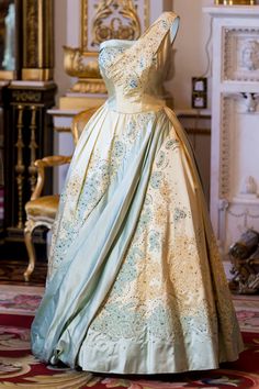 Blue and gold evening dress, which Queen Elizabeth wore during a state visit to The Netherlands in 1958. FASHIONING A REIGN " 90 YEARS OF STYLE FROM THE QUEEN'S WARDROBE " - PRINCESS MONARCHY Royal Gowns, Dress Queen, Gold Evening Dresses, Queen Outfit, Elisabeth Ii, Royal Dresses, Queen Dress