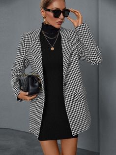 No Sleeve Blazer Outfit, Black And White Blazer Outfit, Checkered Blazer Outfit, Houndstooth Blazer Outfit, Turtle Neck Dress Outfit, Outfit Formal Mujer, White Blazer Outfits, Checkered Blazer