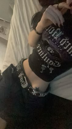 Rock Female Outfit, Emo Goth Style, Baddie Emo Outfits, Alternative Grunge Aesthetic, Ripped Fishnets Outfit, Instagram Grunge Aesthetic Outfits, Grunge Gym Aesthetic, Matching Grunge Outfits, Creepycore Outfits