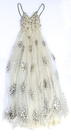 1920's Sequin Silver Thread Trousseau Dress 1920s Fashion, Gorgeous Gowns, Mode Vintage, Looks Style, Beautiful Gowns, Fancy Dresses, Dream Dress, Shinee, Look Fashion