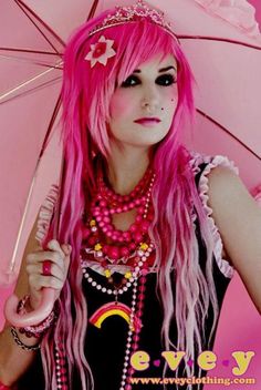 Pink Scene Fashion, Yami Kawaii Hairstyles, Audrey Kitching Scene, Pink And Black Scene Hair, Drag Hair, Scene Girl Fashion, Short Side Bangs, Scene People, Pool Photoshoot