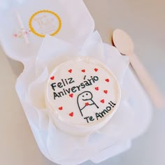 a cake with the words feliz aniversaro written in spanish on it