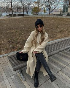 Vinter Mode Outfits, Old Money Winter, Amsterdam Outfit, City Break Outfit, New York Outfit, Cold Weather Outfits, How To Pose