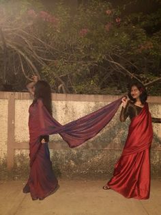 Saree Poses For 2 People, Saree Poses With Friends Photoshoot Ideas At Home, Best Friends Saree Poses, Saree Pose Aesthetic, Best Friend Poses Aesthetic Traditional, Photo Pose With Saree, Aesthetic Desi Photoshoot Idea