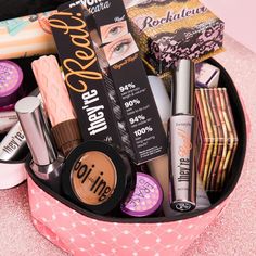 The makeup bag of our dreams! Rosé Aesthetic, Favorite Makeup, Favorite Makeup Products, Smooth Lips, Models Makeup, All Countries, Makeup Box, Facepaint