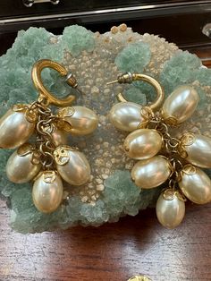 costume jewelry hoops with faux pearl drop earrings from the 80's Jewelry Hoops, Large Drop Earrings, Pearl Dangle Earrings, Retro Mode, Earrings Elegant, Pearl Earrings Dangle, Fashion Costume, 80s Vintage, Large Earrings