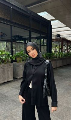 Black Outfit Hijab Ideas, Fashion Inspo Outfits Hijab, Black Hijab Style, Hijabi Classy Outfit, Outfit Ideas Hijab Simple, Classy Hijab Outfits, Kemeja Outfit, Celana Jins Wanita, Black Outfit Hijab