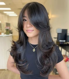 Butterfly Layers Black Women, Butterfly Haircut Long Hair Asian, Side Part Haircut Layers, Layered Haircuts Straight Hair Medium, Volume Layers Medium Hair, Long With Layers Haircuts, Long Kitty Cut Hair, Long Layered Haircuts With Side Bangs, Round Layers Haircut Medium