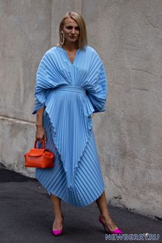 Street style на неделе моды в Милане весна-лето 2020 1 December, Dress Silk, Pastel Colors, Silk Dress, One Shoulder Dress, Wrap Dress, Chiffon, Street Style, Pastel