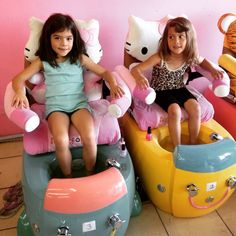 Hello kitty childrens spa chair. So adorable manicure & pedicure #hellokitty Kids Spa, Spa Chair, Nail Salon Decor, Beauty Salon Interior