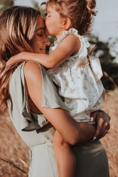 Family photoshoot at sunset in Florida. This golden hour maternity session is a perfect family photo idea. Get ideas for your next maternity photos. Mommy and Me | Pregnancy photos | Pregnancy style | Maternity session | Maternity photography | Maternity outfit for photoshoots | Maternity photos | Maternity pictures | Maternity fashion | Maternity photography ideas | Maternity photo shoot ideas Maternity Photography Poses With Daughter, Maternity Mom And Daughter, Pregnant Mommy And Me Photo Shoot, Mommy And Me Photo Shoot Maternity, Family Photos With Pregnant Mom, Maternity Pics With Daughter, Maternity Mommy And Me, Mommy And Me Pregnancy Shoot