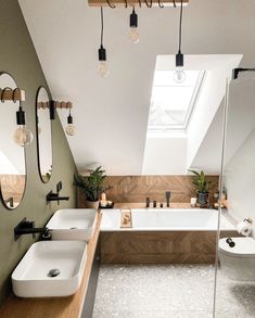 a bathroom with two sinks, a toilet and a bathtub in the middle of it