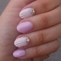 Wedding Nail Designs 2023, Scallop Nail Art, Mermaid Nails With Pearls, Seashell Nail Art Design, Seashell Nail Design, Seashell Gel Nails, Nails With Seashells, Beach Nails Shell, Pearl Beach Nails