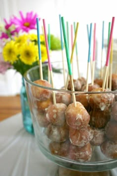 Donut holes on paint-dipped skewers Brunch Finger Foods, Spring Brunch, Donut Holes, Baby Shower Brunch, Kampot, Birthday Brunch, Donut Party, Fiesta Baby Shower, Bridal Shower Brunch