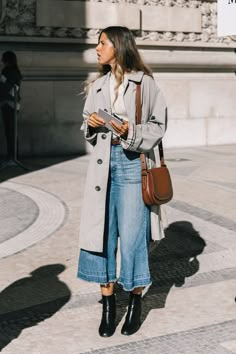 wide leg denim with a trench and booties - fall street style 2018 Oregon Style, Perfect Winter Outfit, Street Style 2018, Fall Fashion Coats, Italian Street, Fashion Moodboard, Coat Outfit, Outfit Check