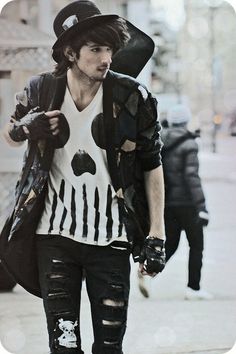 I love this street punk style ! Stile Punk Rock, Mens Grunge, Styl Grunge, 80s Punk, Goth Outfit, Tokyo Street Fashion, Mens Fashion Edgy, Rock Outfit, Fashion Male