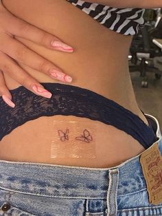 side hip butterfly tattoos minimalist beautiful dainty ideas Small Tattoo Feminine, Ascetic Tattoos, Butterfly Tattoo Hip For Women, Hips Tatoos, Hip Line Tattoos Women, Tiny Tattoos Hip, Tattoos For Hip, Hip Tattoo Aesthetic, Little Tattoo Placement Ideas