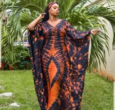 Where my plus size sistas at??? We are LOVING this African Minimalist Maxi Dress. The Tie Dye print makes it a great addition to any Ethnic Nigerian Dress Lovers closet. You'll be reaching for this head-turning, comfortable & gorgeous Kaftan all season long. Go from casual to dressed up with this Adire Silk Bubu. Tie your head scarf, wear your favorite shoes and a cute purse for the ultimate African queen vibe. This Adire silk dress is made of high quality adire silk (Nigerian tie dye) that feel Ankara Maxi Dress, Bubu Gown Styles, Long African Dresses, Best African Dresses, Afrikaanse Mode, African Print Dress, Ankara Dress, African Fashion Women, African Print Fashion Dresses