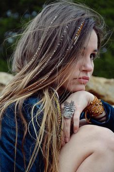 Boho Hair Styles, Feather Extensions, 70s Hair, Feather Hair Extensions, Hair Tinsel, Viking Hair, Hippie Hair, Boho Hair, Hair Cute