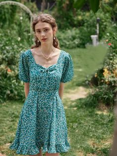 Get this vintage dress in Simple Retro. 2021 Spring/Summer simple retro style. Vintage Summer Outfits, Outfits Retro, Simple Retro, Dress Simple, Vestidos Vintage, Ruffle Hem Dress, Printed Midi Dress, Vintage Summer, Ditsy Floral