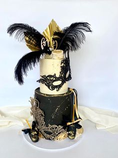 40th birthday cake 🖤 30 Birthday Masquerade, 21st Birthday Masquerade Theme, Masquerade Mask Cake, Sweet 16 Masquerade Party Dress, Masquerade Ball Cake Ideas, Sweet 16 Masquerade Cake