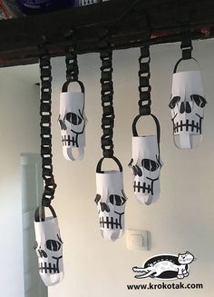 Spook up your home with these easy and affordable DIY Halloween decorations! 🎃👻 #DIYHalloween #HalloweenDecor #HalloweenDIY #DIYDecor #HalloweenCrafts #DIYProjects #HalloweenInspo #HalloweenIdeas #DIYHomeDecor" Strašidelný Halloween, Dekorasi Halloween, Bricolage Halloween, Uhyggelig Halloween, Halloween Decorations For Kids, Hallowen Ideas, Halloween Kunst, Homemade Halloween Decorations, Fun Halloween Crafts