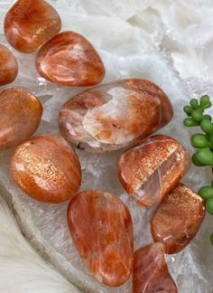 Adorable and super flashy Orange Sunstone crystals! Some even have a rainbow of colors in the shimmer. Honestly you just need to see the video to really appreciate these sunstone crystals. Each one of these has a nice flash or shimmer on it. These sunstone pieces are from India and the perfect size for a pocket crystal or to use in gridding. Sunstone Aesthetic, Lord Apollo, Crystal Wishlist, 2025 Vibes, Sunstone Crystal, The Sacral Chakra, Orange Gem, Onyx Crystal, Sun Stone