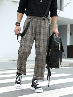 Queer Mens Fashion Casual, Trouser Pants Outfits, Outfits Quotes, Sandal Tali, Dark Academia Outfits, Plaid Jumpsuit, Pants Outfit Men, Queer Fashion, Neue Outfits