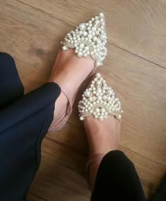 I want these!! Super cute shoes. I am a shoe addict but rarely buy any, however these are to good to miss - where can I get them? Pearl Flats, Pearl Shoe, Pearl Shoes, Heels Fashion, Slingbacks, For The