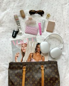 Aesthetic Downtown Girl, Aesthetic Downtown, Inside My Bag, Organization Essentials, Handbag Essentials, New York Life, Bag Essentials, In My Bag, Tone It Up