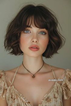 Medium French Bob With Bangs, French Long Bob Haircut, Short Fem Hairstyles, French Bob Square Face, French Bob Round Face, French Bob Haircut With Bangs, Short Female Haircut, French Bob With Fringe, French Bob Hairstyles