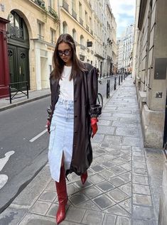 Red Boots Outfit, Djerf Style, Stile Kylie Jenner, Nyc Outfits, Matilda Djerf, Stylish Work Attire, Looks Street Style, Red Boots, Fall Clothes