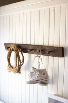 Reclaimed wood coat rack with antique nails and boltz Farmhouse Key Holder, Rustic Hooks, Rustic Style Furniture, Wooden Arrow, Metal Nails, Wood Coat Rack, Industrial Wall Decor, Wooden Coat Hangers, Vintage Coat Rack