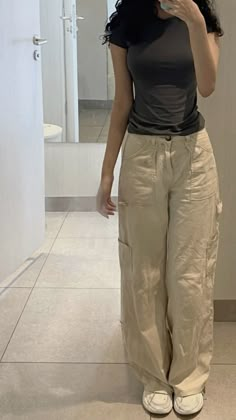 Brown Basic Top Outfit, School Tour Outfit, Beige Pant Outfits Women, College Fit Ideas, Pants Women Outfit, Basic Outfit Ideas, School Outfits For College, College Outfits Casual