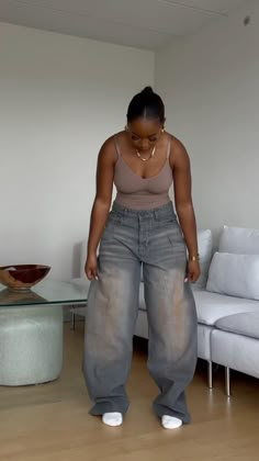 Cute Outfits With Oversized Shirts, Oversized Jean Outfit, How To Style Vintage Shirts For Women, Oversized Baggy Jeans Outfit, Vintage Shirt Outfits For Women, Baggy Jeans Oversized Shirt, Baggy Jeans And Shirt Outfit, How To Style A Baggy Jeans, How To Style Baggy Jeans For Women