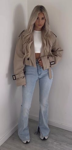 Light Wash Jean Outfits Winter, Mum Aesthetic Outfits, City Trip Outfit, Cropped Trench Coat Outfit, 90s Inspired Outfits, Winter Fashion Outfits Casual, London Outfit, Causual Outfits