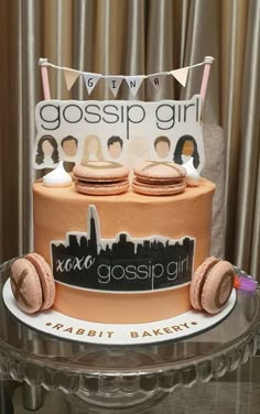 Pastel de Gossip Girl
Gossip girl cake
Postre Gossip Girl Birthday Party Aesthetic, Gossip Girl Birthday Cake, Gossip Girl Cake, Gossip Girl Birthday Party, Gossip Girl Birthday, Bolo Taylor Swift, 14th Birthday Cakes