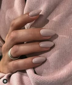 Winter Nails Gel, Kutek Disney, Nude Nail Designs, Subtle Nails, Beige Nails, Makijaż Smokey Eye, Oval Nails