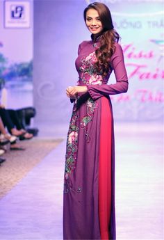 Plum purple ao dai Vintage Asian Fashion, Hmong Wedding, Indo Western Gowns, Asian Inspired Fashion, Casual Long Dress, Exotic Wedding