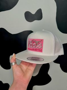 Coors & cattle pink patch cap Flat Bill Hats For Women, Cricut Hats, Western Wishlist, Cowboy Embroidery, Best Friend Halloween Costumes, Country Hats, Pink Patch, Camo Shoes, Western Clothes