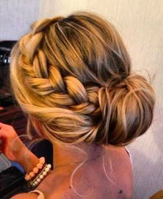 I like this braid, loose hair left out on the side and front. Side Bun Hairstyles, Hair Bun Tutorial, Peinados Recogidos, Braid Hair