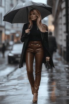 Brown leather pants outfit ideas Brown Leather Pants Outfit Winter, Night Dinner Outfit Classy, Leather Pants Outfit Brown, Beige Leather Pants Outfit, Winter Brunch Outfit Classy, Style Brown Leather Pants, Casual Date Outfit Winter, Classy Brunch Outfit