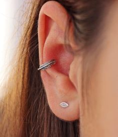 Super versatile  conch piercing that hugs your ear perfectly. E xtremely comfortable this endless hoop is  perfect gift for all  earrings lovers. Listing for one single hoop.PLEASE NOTE, this listing is for one real conch hoop earring ( for pierced ears)Matching stud earrings available here:https://www.etsy.com/listing/609797552/moon-earrings-minimalist-earrings-tiny?ref=shop_home_active_34&pro=1&frs=1Details:Model wears 18g, 10mm hoop.► Size/Diameter: Chose (in drop box) from our standa Conch Ear Piercing, Conch Hoop, Tiny Jewelry, Tiny Hoop Earrings, Conch Earring, Nature Earrings, Conch Piercing, Huggie Hoop Earrings, Moon Earrings